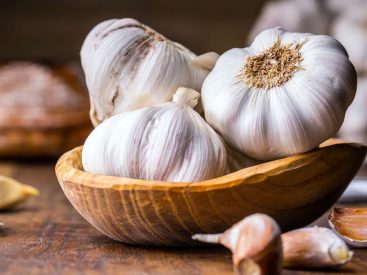 Here’s When You Should Add Garlic to a Recipe