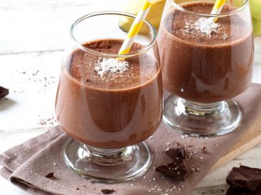 20 High Protein Smoothies (+ Easy Recipes for Weight Loss)