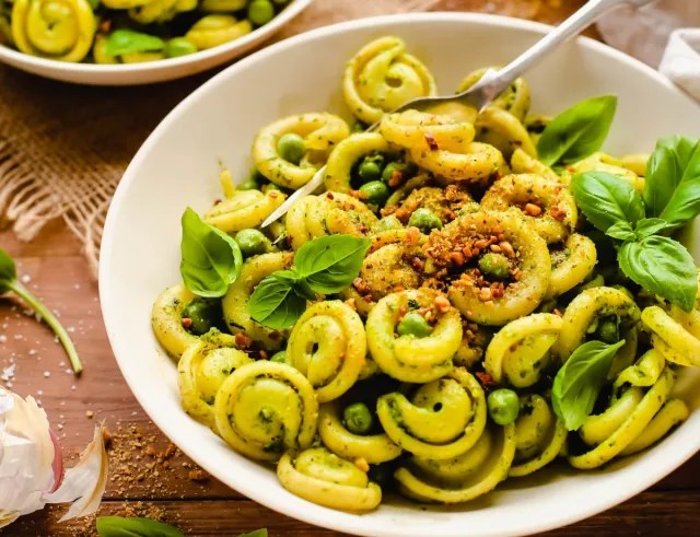 Top Daily Recipes: From Cinnamon Raisin Oatmeal Bars to Spinach Pesto Pasta!