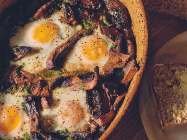 Recipe: roast garlic mushrooms with parsley and eggs by Gelf Alderson